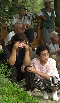  마을주민 강신옥(76) 할머니가 고 신효순양의 어머니(사진 왼쪽)를 위로하고 있다.